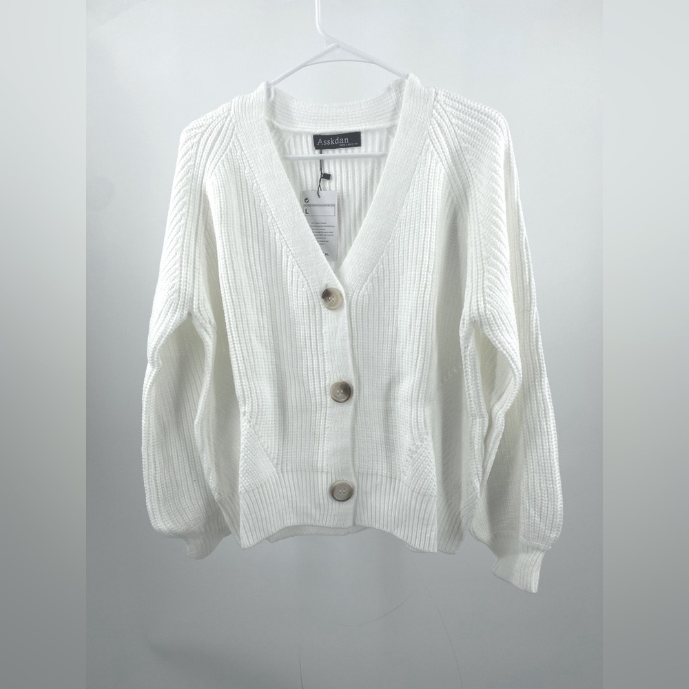 Asskdan 3 button long sleeve sweater, size‎ Large.